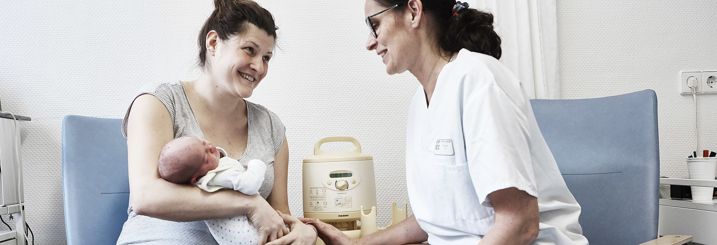 Geburtshilfe: Pflegekraft auf der Entbindungsstation in Kaiserslautern kümmert sich um Mutter mit Baby