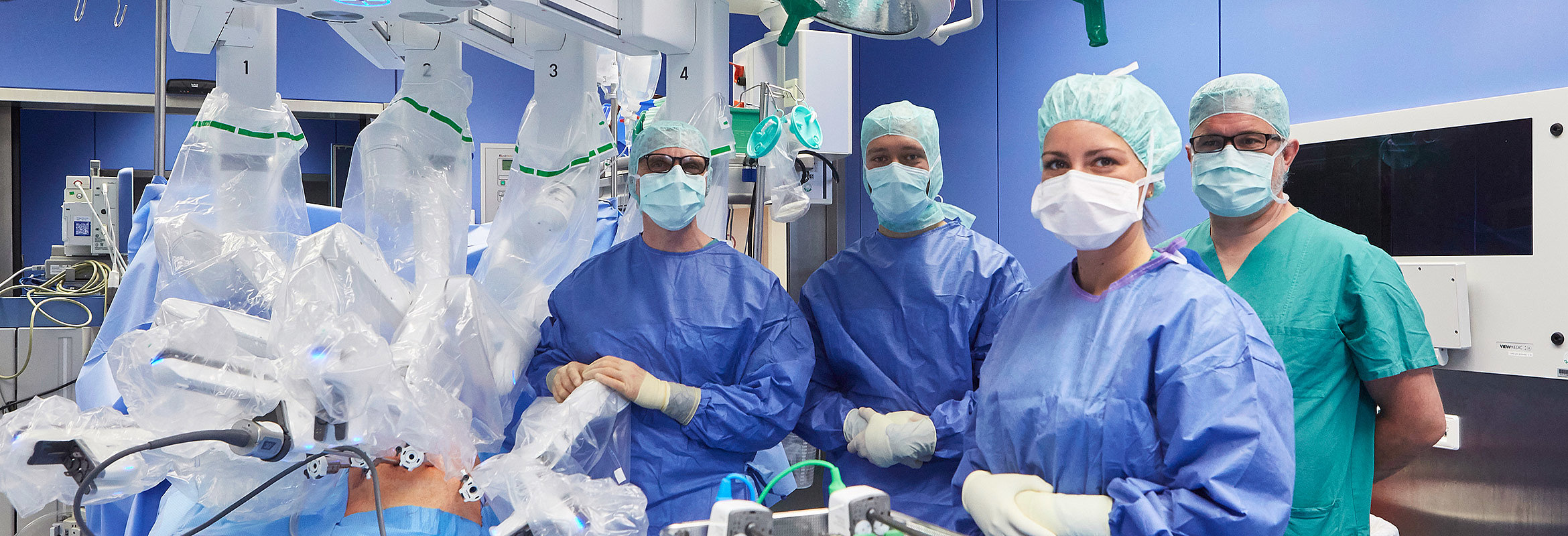 Ärzte im Operationssaal des Westpfalz-Klinikums Kaiserslautern mit dem OP-Roboter DaVinci