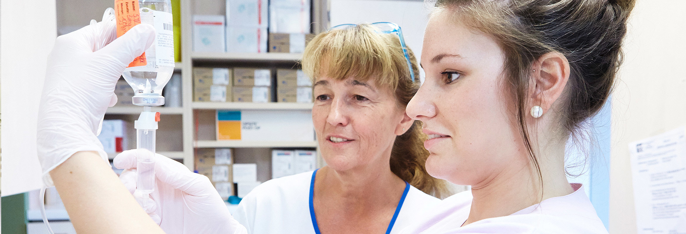 Pflege im Westpfalz-Klinikum: Eine Mitarbeiterin zieht ein Medikament auf