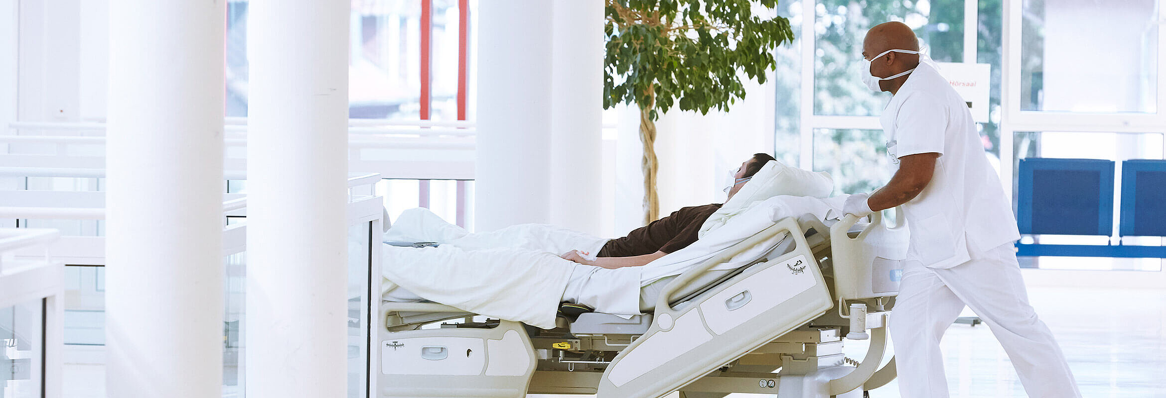 FSJ im Westpfalz-Klinikum: Ein Mitarbeiter transportiert Waren
