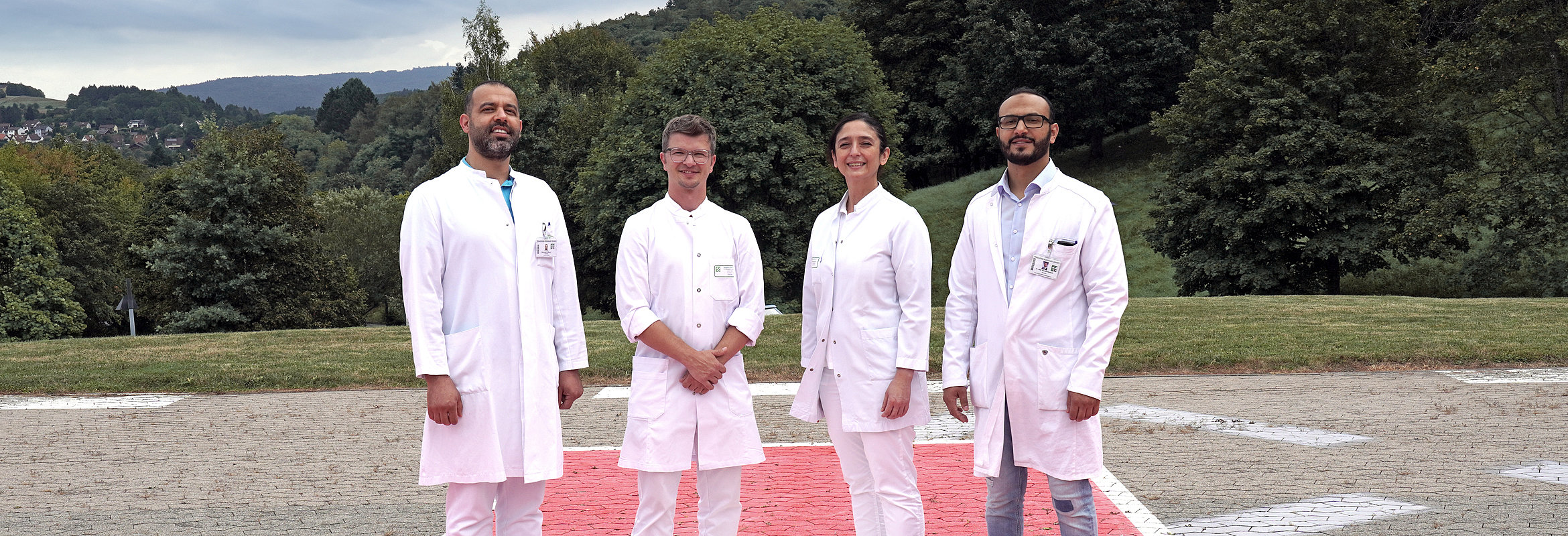 Team der Abteilung für Wirbelsäulenchirurgie in Kusel auf dem Hubschrauberlandeplatz