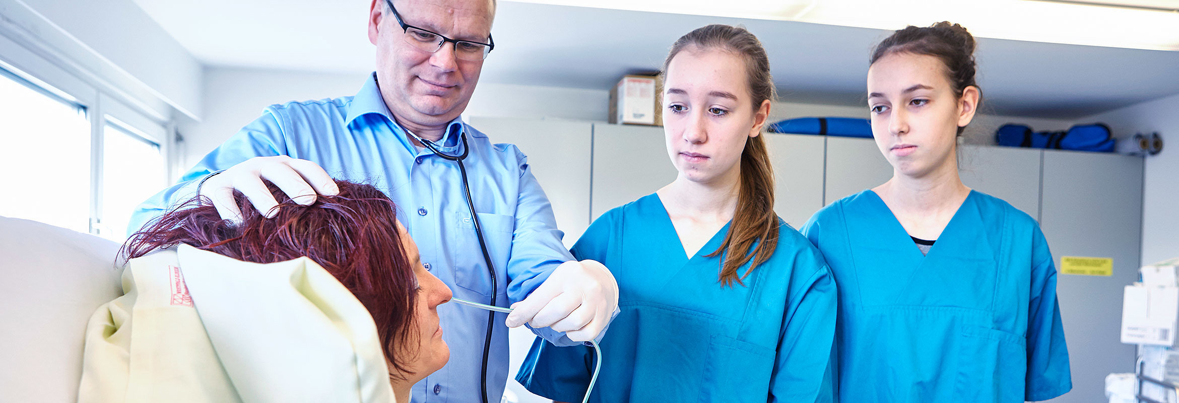 Ausbildung im Westpfalz-Klinikum: Pflegeschülerinnen am Patientenbett