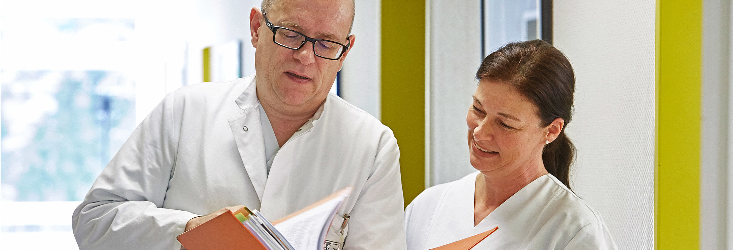 Dr. med. Thomas Rath, Leitender Arzt der Abteilung für Nephrologie in Kaiserslautern, im Gespräch mit einer Kollegin