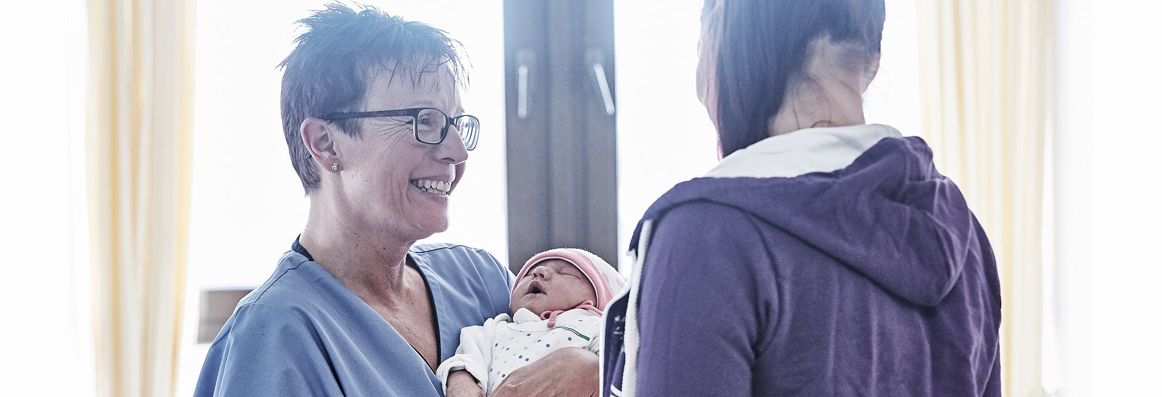 Karriere im Westpfalz-Klinikum: Mitarbeiterin mit Baby auf der Entbindungsstation