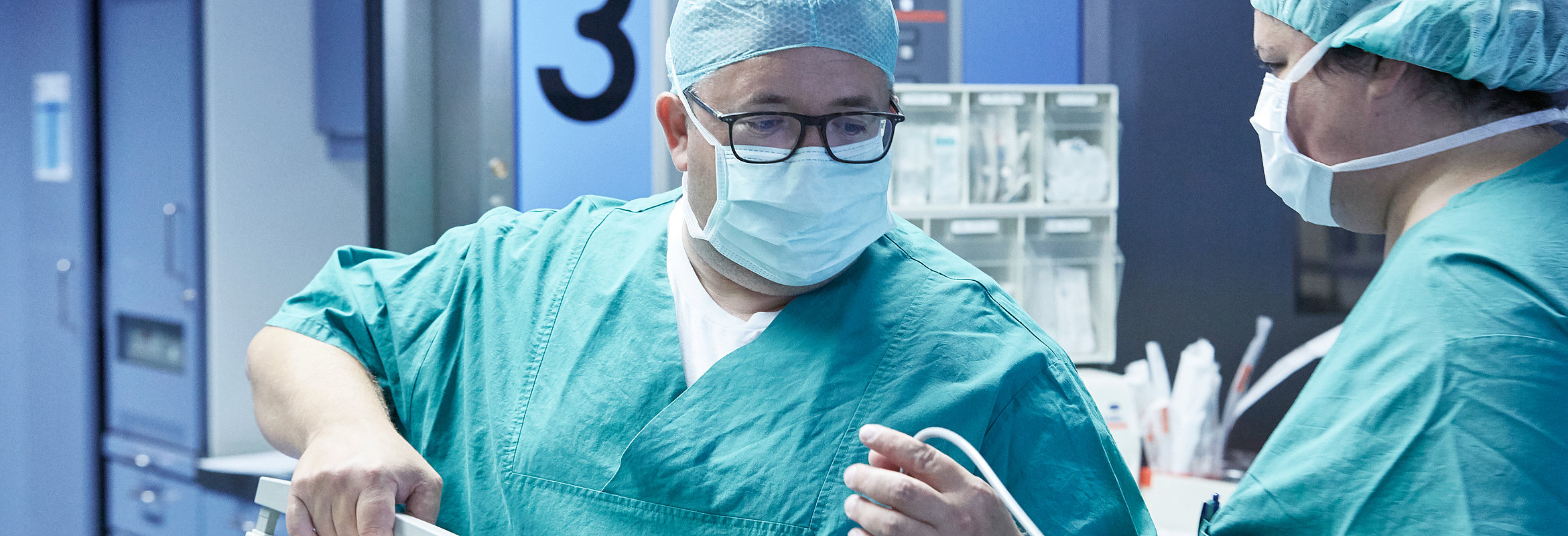 Chefarzt Prof. Dr. med. Stefan Hofer im Operationssaal