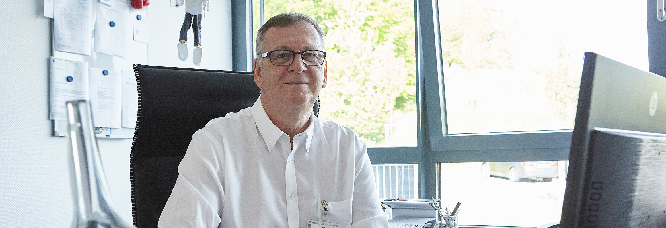 Dr. med. Harald Dinges, Chefarzt der Klinik für Orthopädie und Wirbelsäulenchirurgie in Kusel, an seinem Schreibtisch