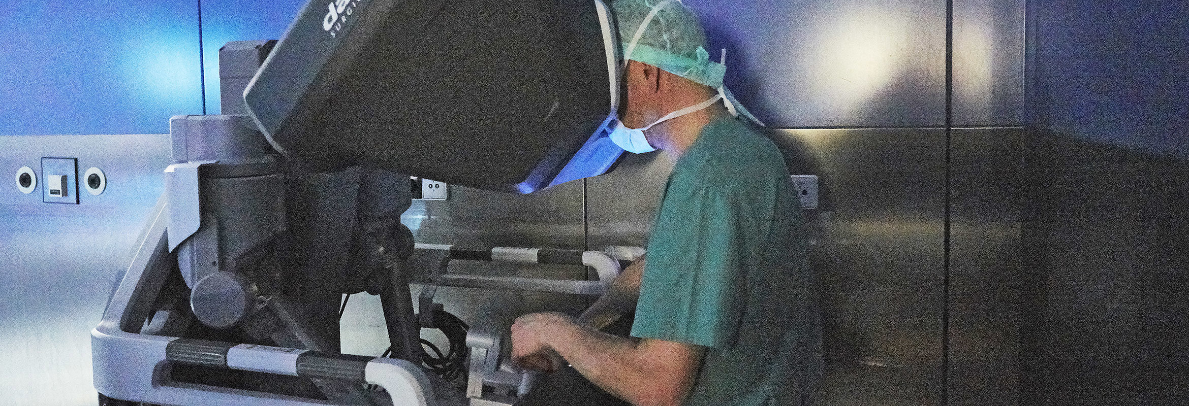 Ein Arzt der Klinik für Urologie in Kaiserslautern steuert den Da Vinci OP-Roboter mithilfe eines Navigationsgeräts