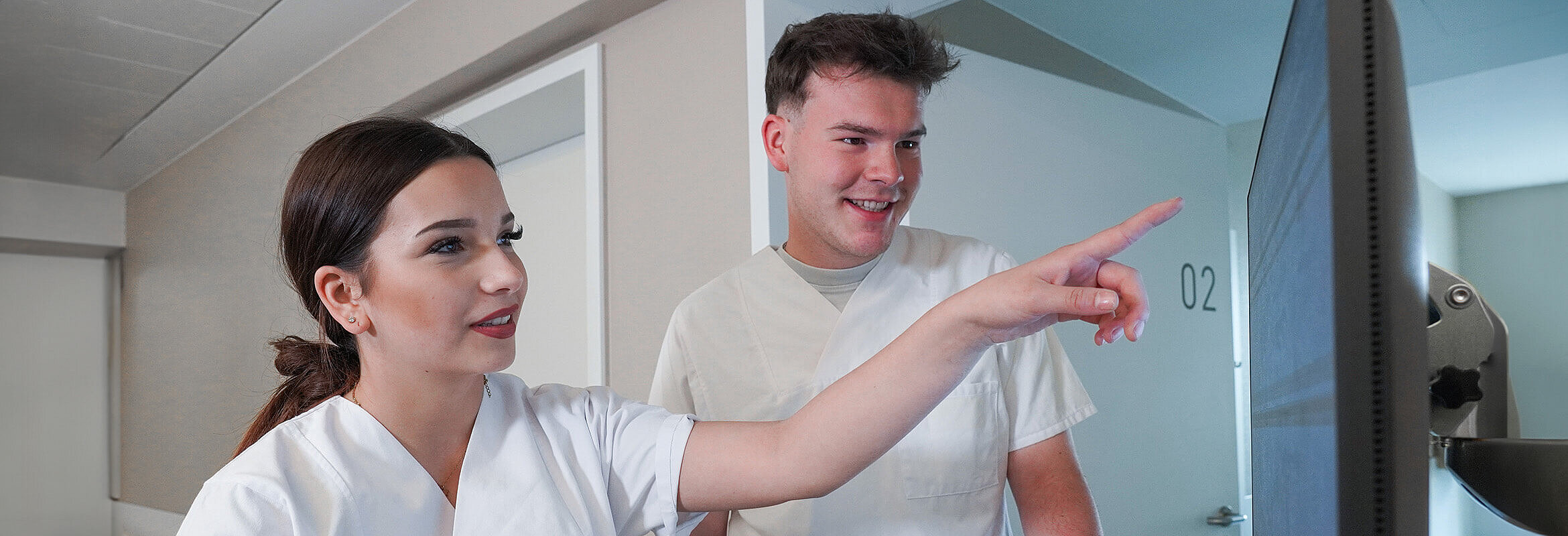 Auszubildende im Westpfalz-Klinikum betrachten einen Bildschirm