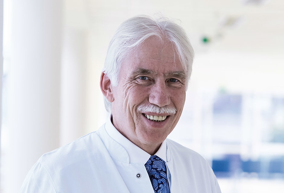 Dr. med. Erich Haußmann, Leitender Oberarzt der Klinik für Thorax-, Herz- und Gefäßchirurgie in Kaiserslautern