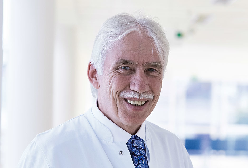 Dr. med. Erich Haußmann, Leitender Oberarzt der Klinik für Herz-, Lungen- und Gefäßchirurgie in Kaiserslautern