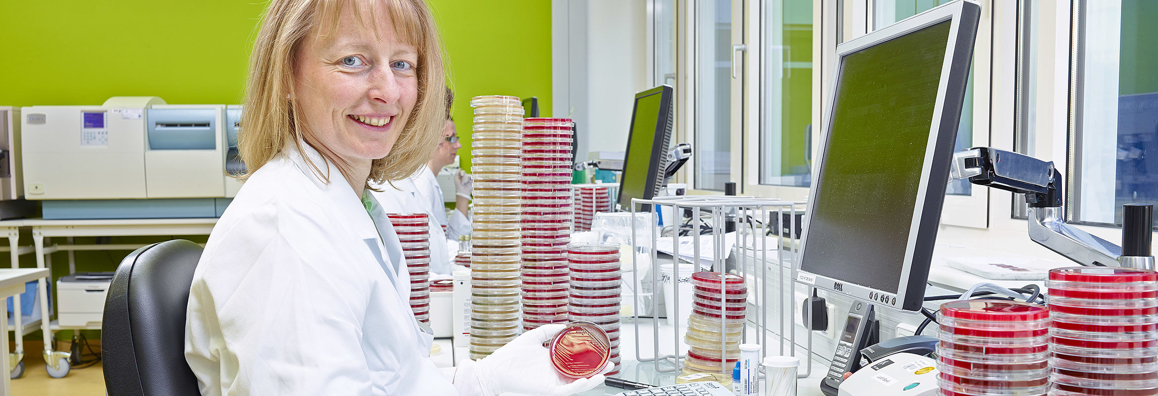 Eine Mitarbeiterin der Labormedizin in Kaiserslautern bei der Arbeit