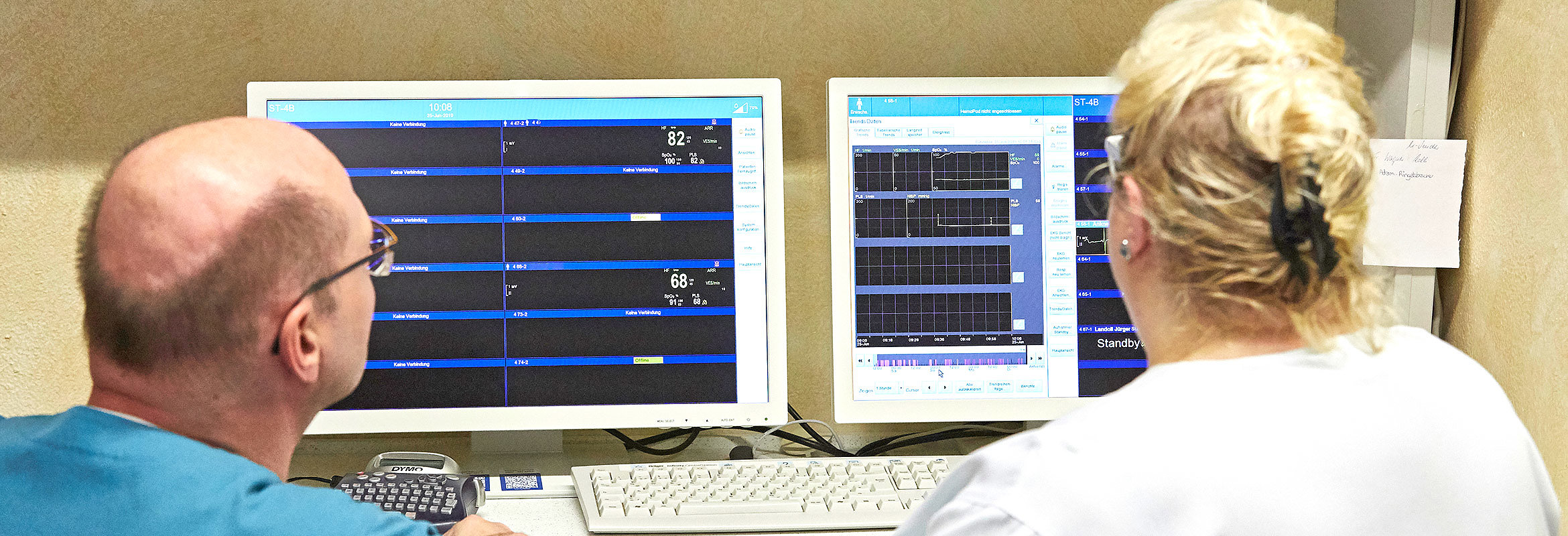 Dr. med. Heiko Bittmann, Chefarzt der Klinik für neurologische und neurochirurgische Frührehabilitation in Kusel, mit einer Mitarbeiterin am Computerbildschirm