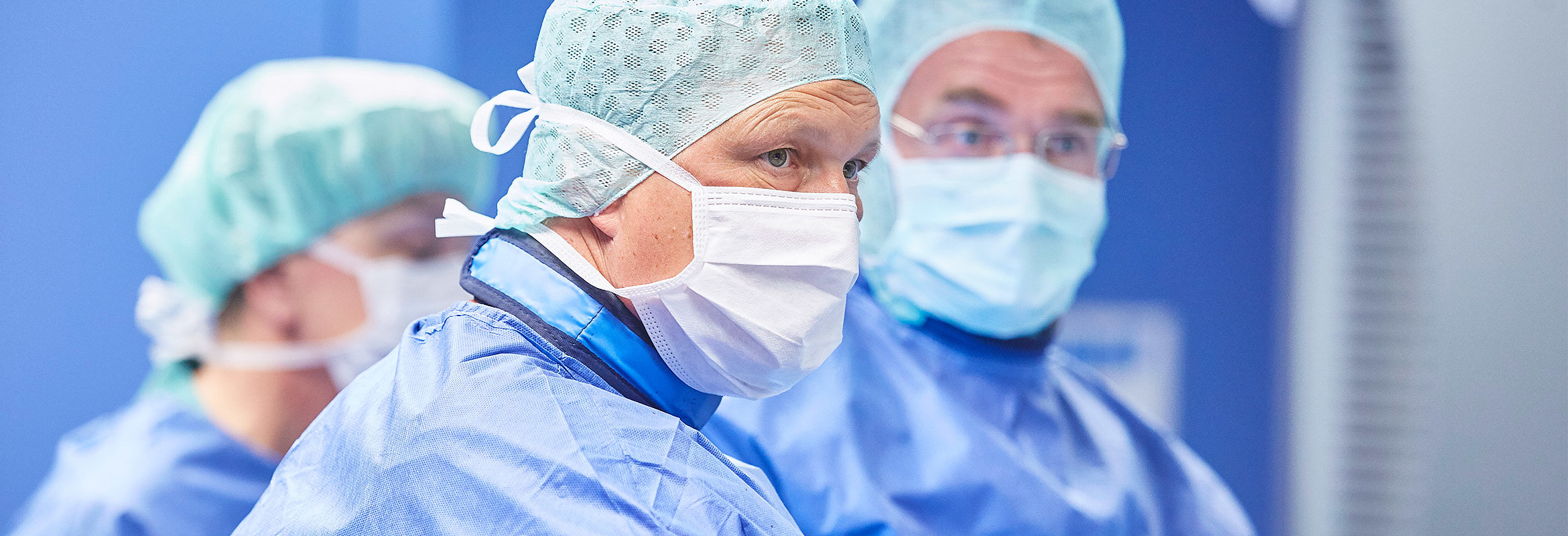 Priv.-Doz. Dr. med. Thomas Ruffing mit seinen Kollegen aus der Klinik für Unfallchirurgie, Orthopädie und Handchirurgie in Kaiserslautern im OP