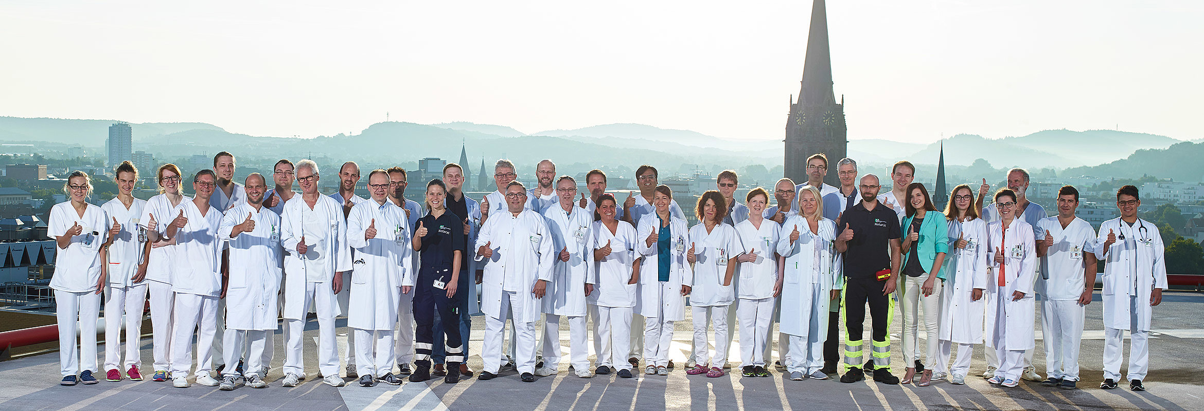 Das Team der Klinik für Anästhesie, Intensiv-, Notfallmedizin und Schmerztherapie Kaiserslautern auf dem Hubschrauberlandeplatz