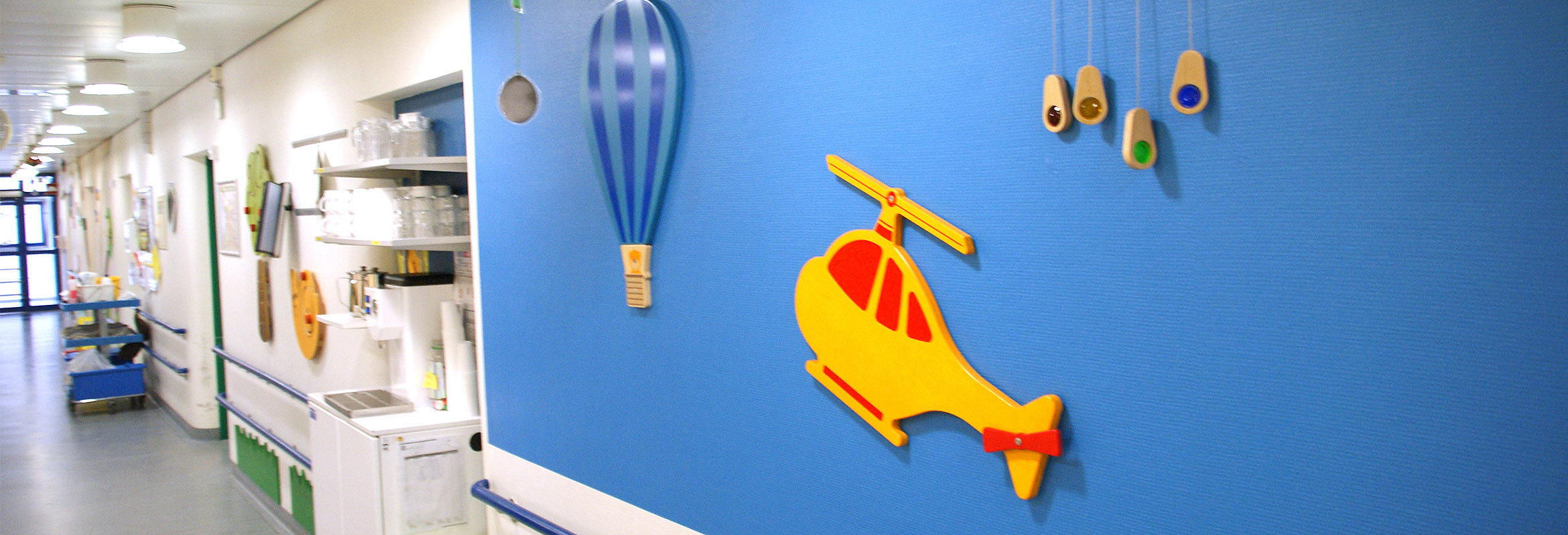 Der Flur der Kinderklinik ist mit Hubschraubern und Heißluftballons dekoriert