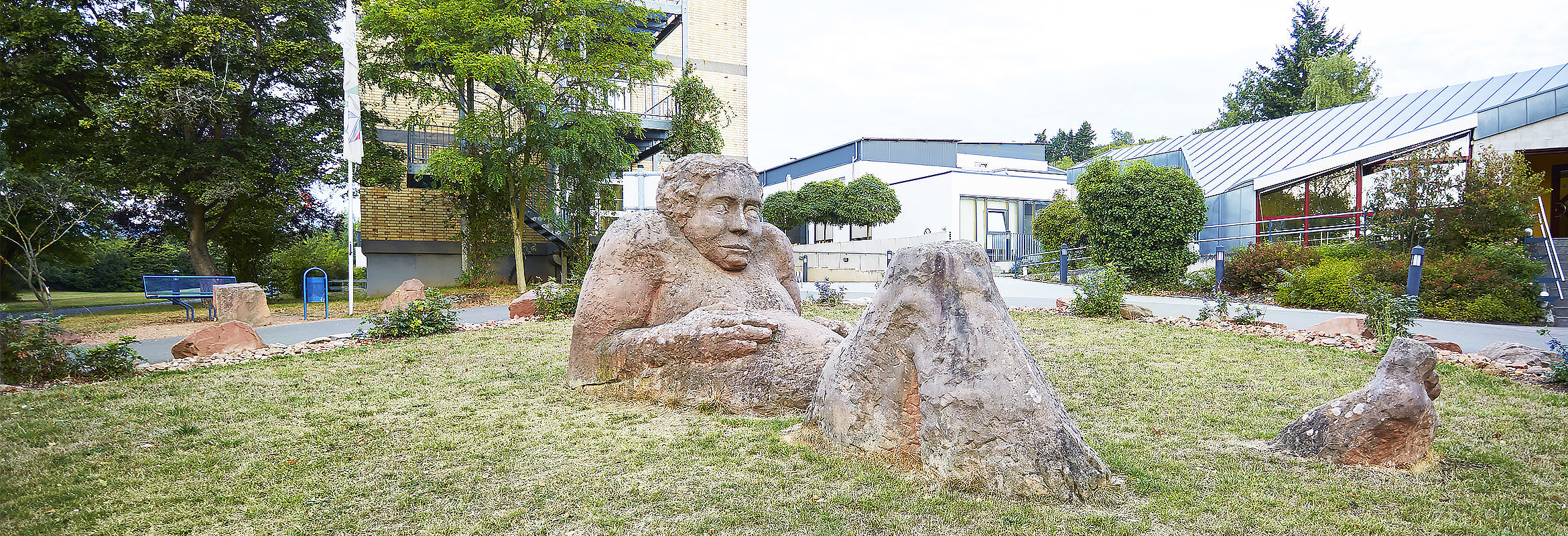 Skulptur auf dem Gelände des Westpfalz-Klinikums Kirchheimbolanden