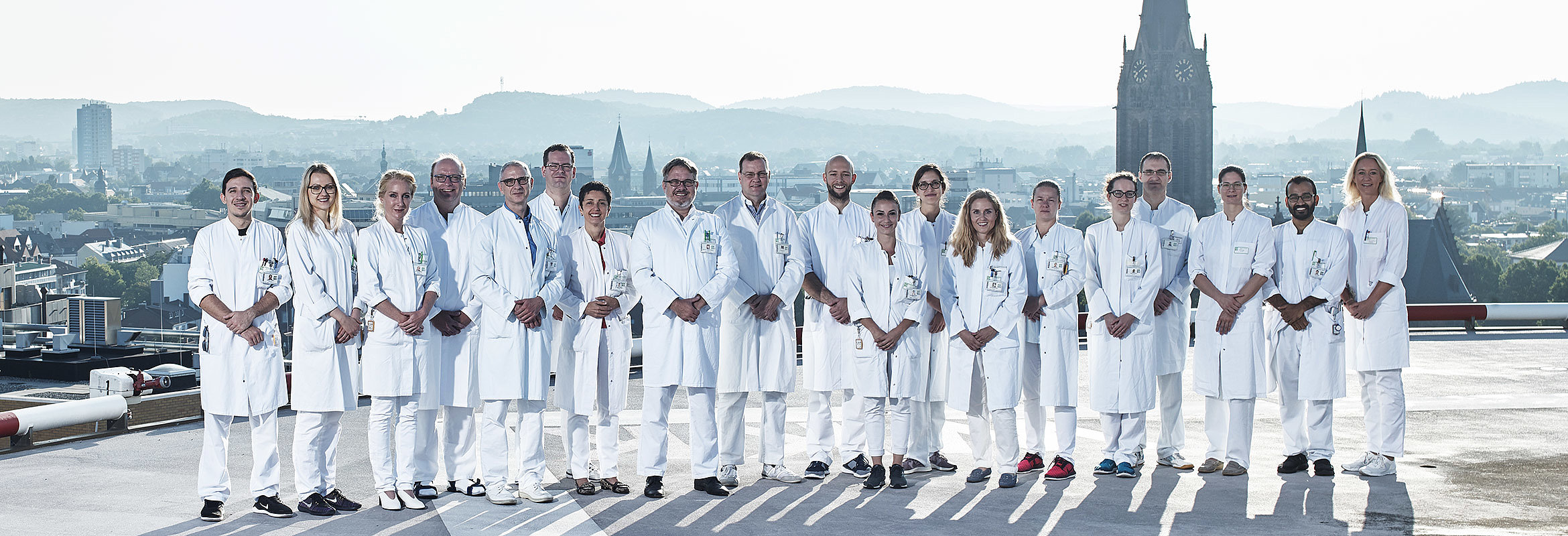 Team der Klinik für Allgemein-, Viszeral-, Kinder- und Transplantationschirurgie Kaiserslautern auf dem Hubschrauberlandeplatz
