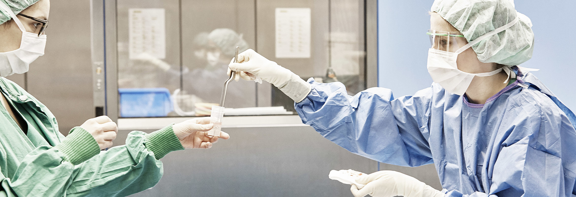 Mitarbeitende der Klinik für Neurochirurgie und Wirbelsäulenchirurgie in Kaiserslautern bei einer OP