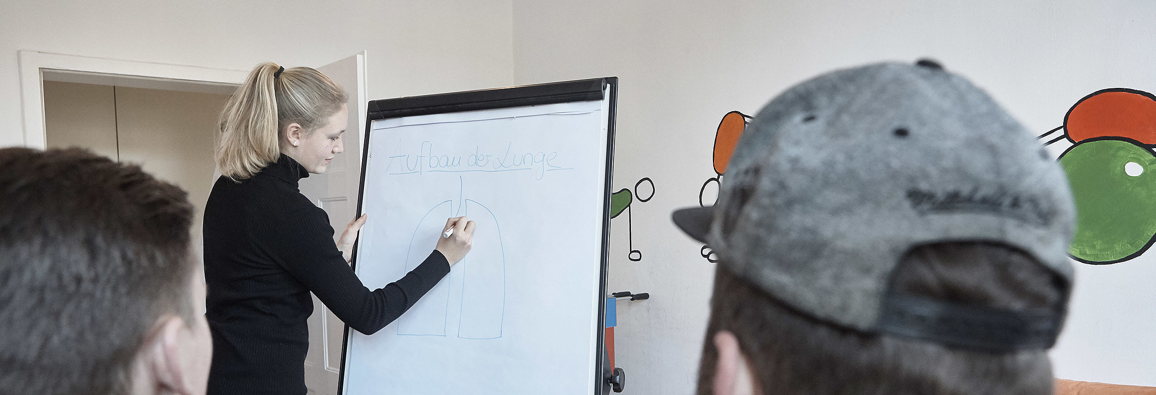Ausbildung im Westpfalz-Klinikum: Eine Auszubildende skizziert etwas am Flipchart