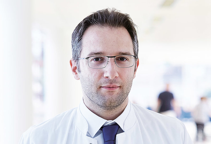 Dr. med. Vasileios Leivaditis, Oberarzt der Klinik für Thorax-, Herz- und Gefäßchirurgie in Kaiserslautern