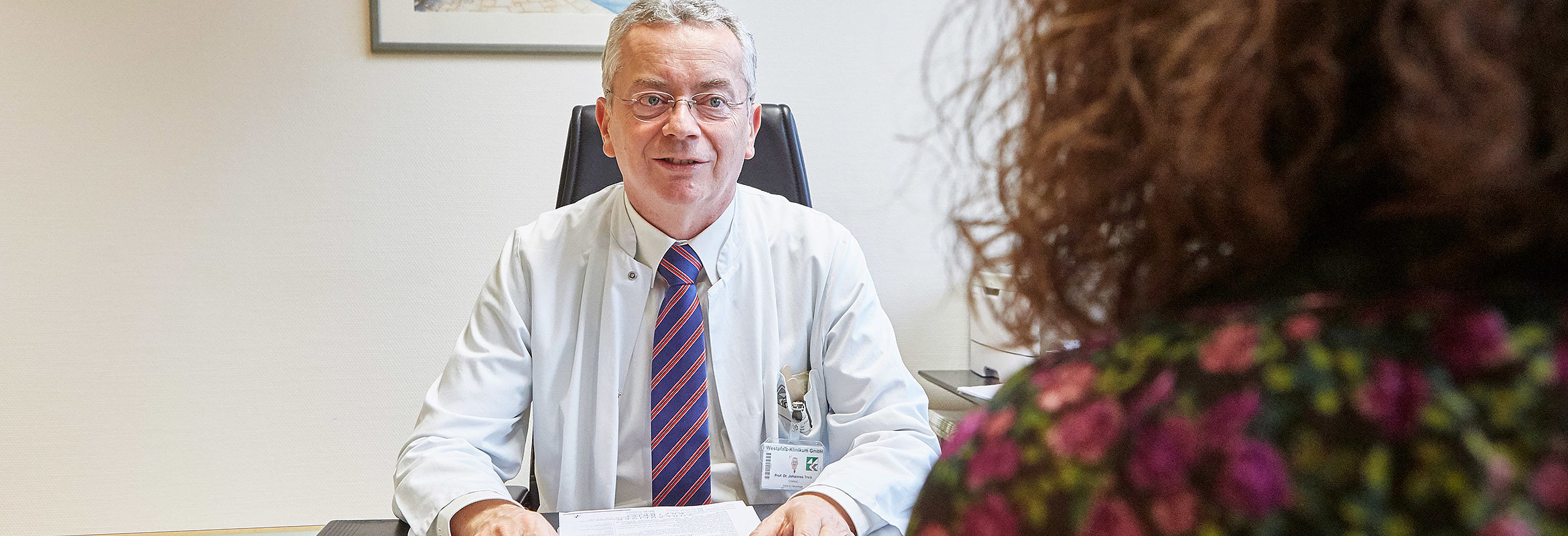 Prof. Dr. med. Johannes Treib, Chefarzt der Klinik für Neurologie in Kaiserslautern, an seinem Schreibtisch