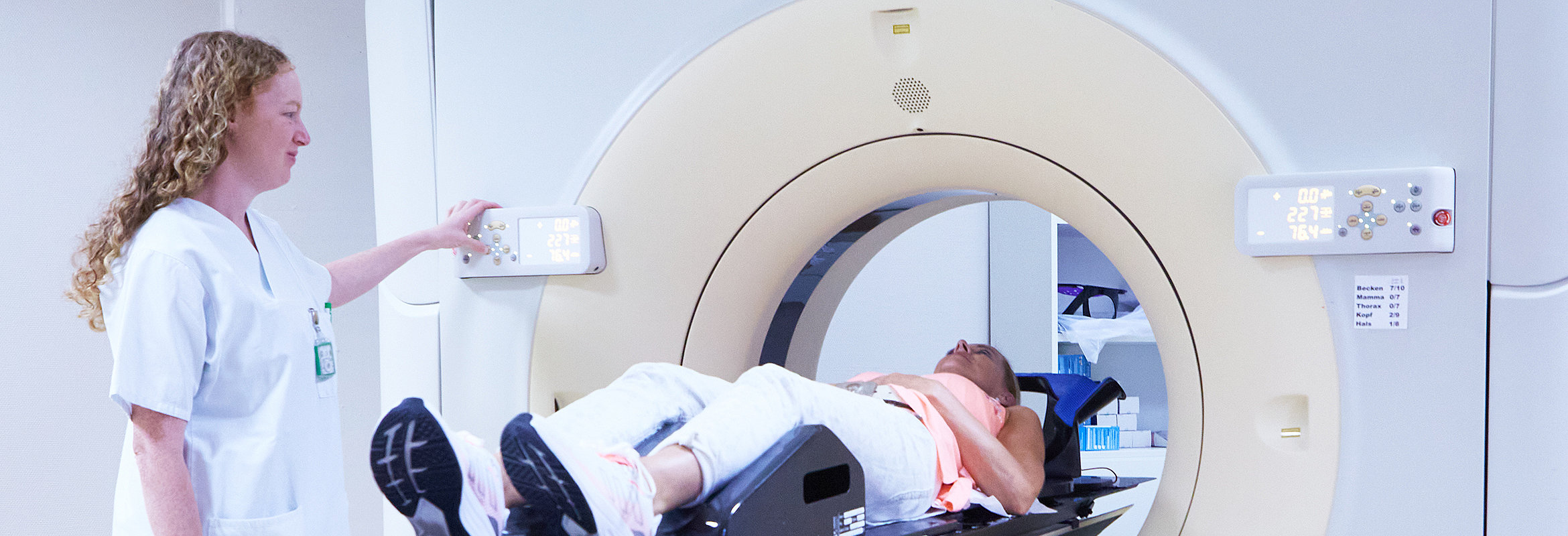 Eine Mitarbeiterin der Klinik für Strahlentherapie in Kaiserslautern kümmert sich um einen Patient, der bestrahlt werden soll