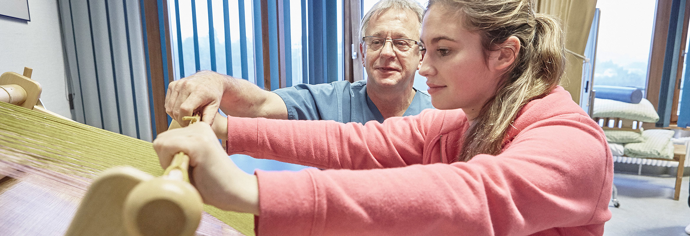 Übung einer Patientin der Klinik für neurologische und neurochirurgische Frührehabilitation in Kusel