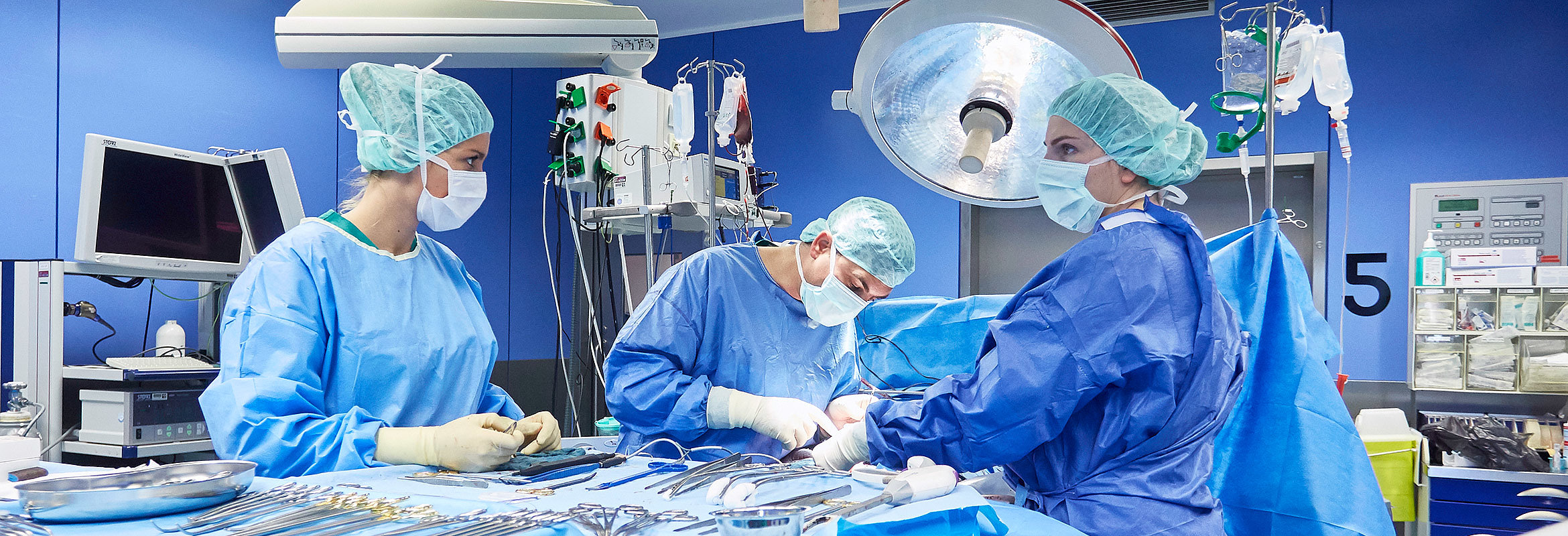 Mitarbeitende der Klinik für Unfallchirurgie, Orthopädie und Handchirurgie in Kaiserslautern im Operationssaal