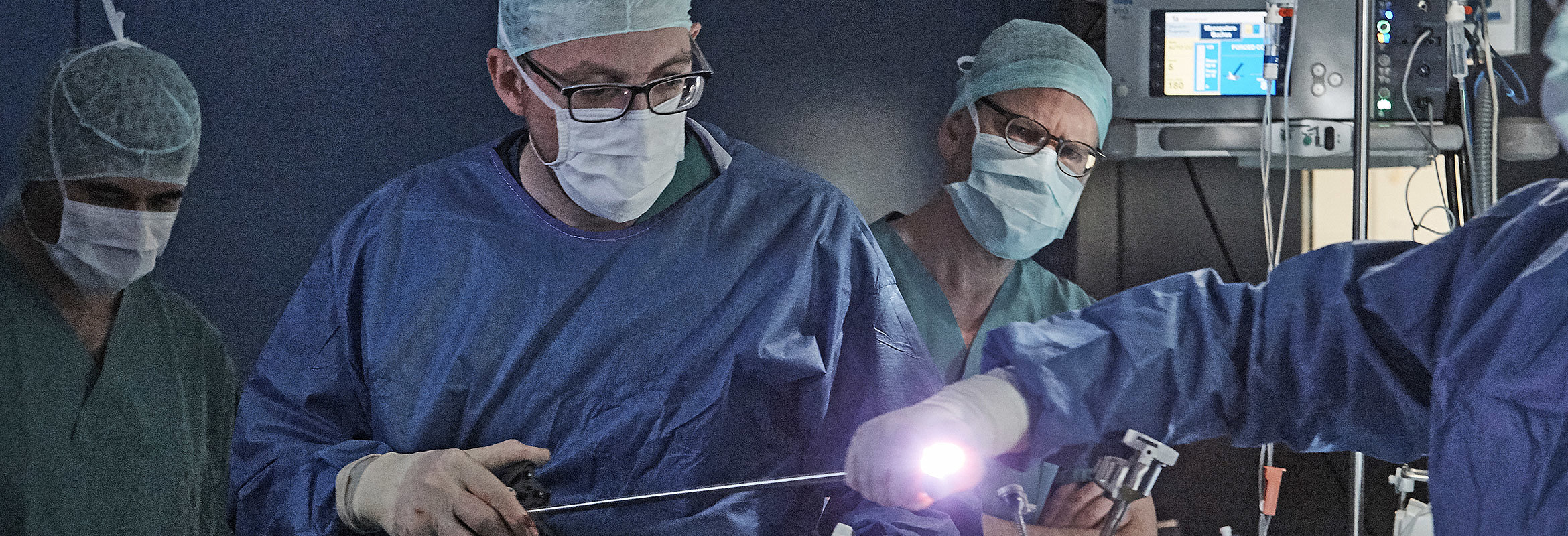 Ärzte der Klinik für Urologie und Kinderurologie in Kaiserslautern bei einer Operation mit dem Da Vinci OP-Roboter