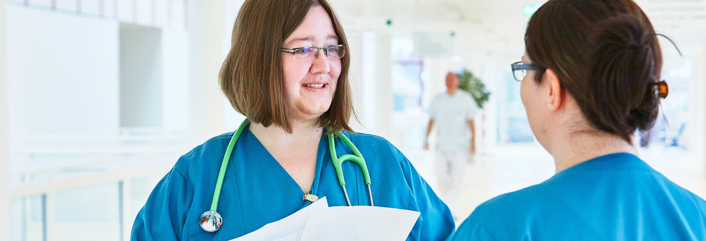 Oberärztin Dr. med. Sonja Bockisch unterhält sich mit einer Kollegin