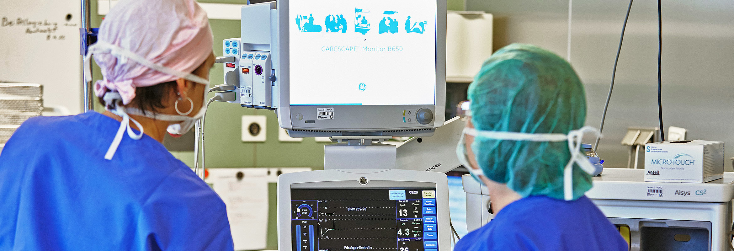 Mitarbeitende der Klinik für Orthopädie und Wirbelsäulenchirurgie in Kusel im OP