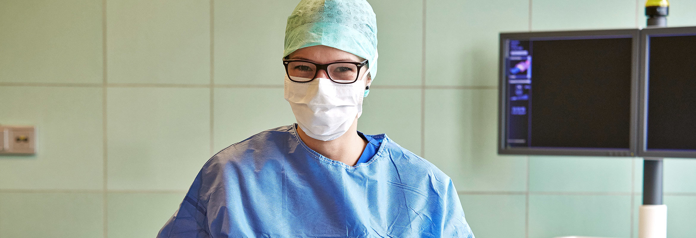 Ärztin der Klinik für Orthopädie und Wirbelsäulenchirurgie in Kusel im OP