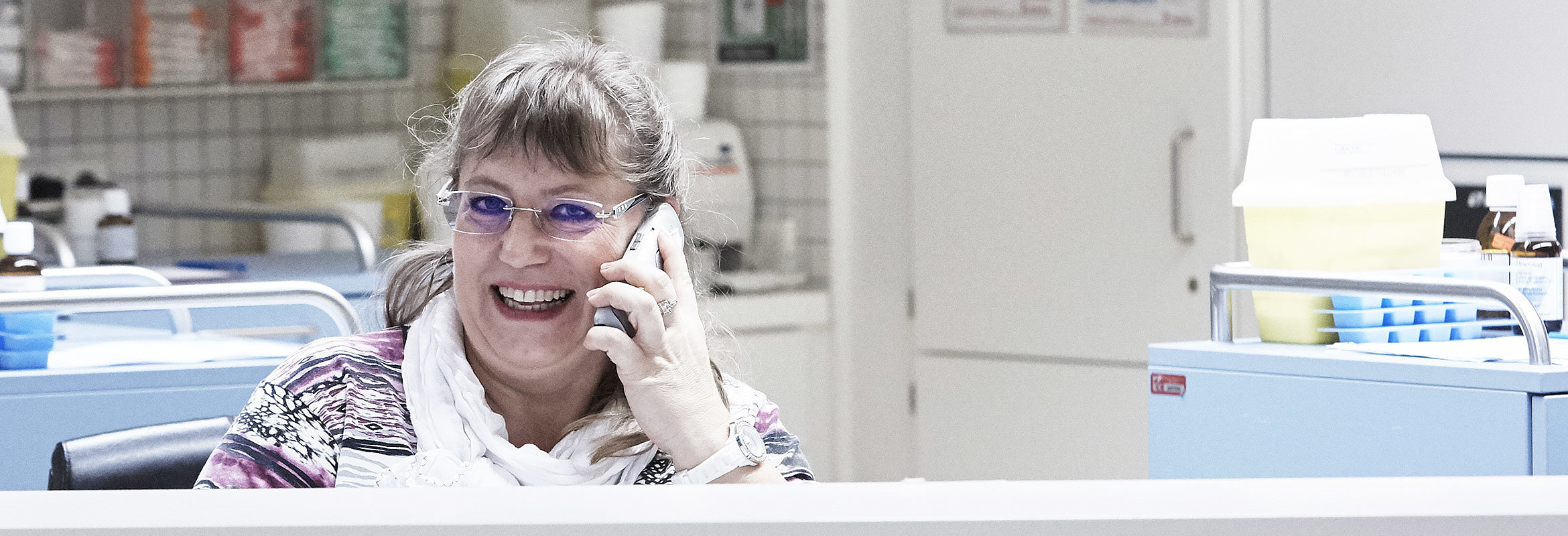 Eine Mitarbeiterin der Klinik für Urologie und Kinderurologie in Kaiserslautern am Telefon