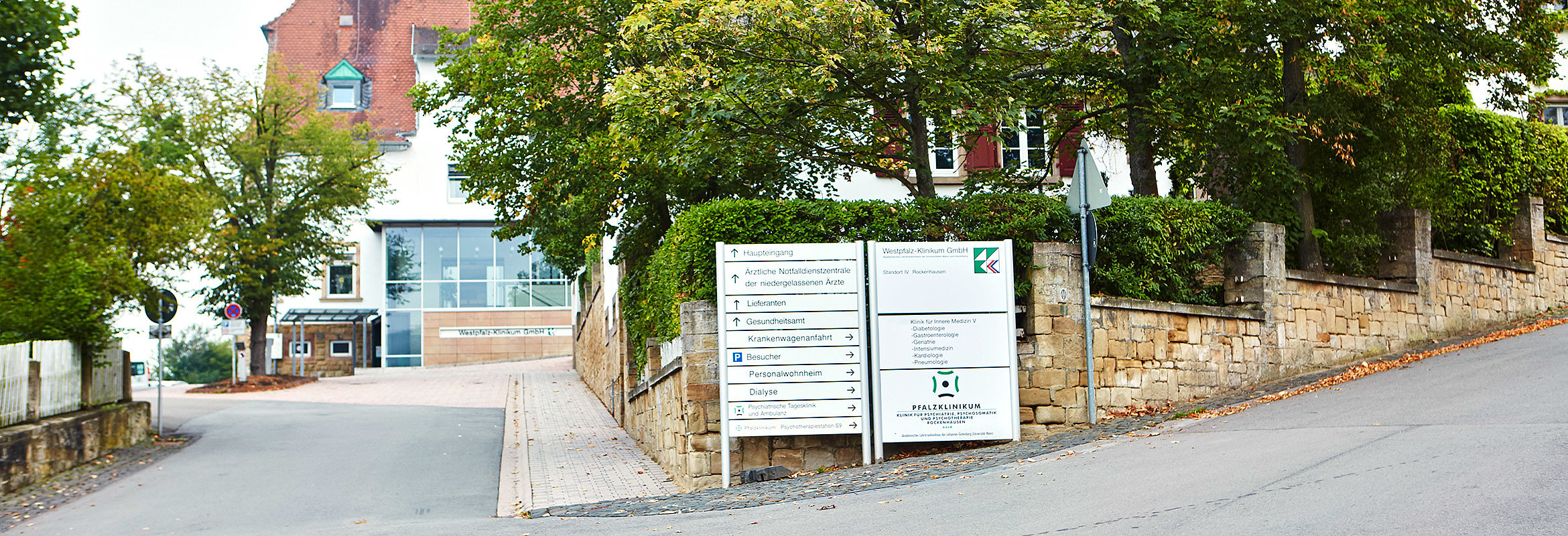 Einfahrt des Westpfalz-Klinikums in Rockenhausen