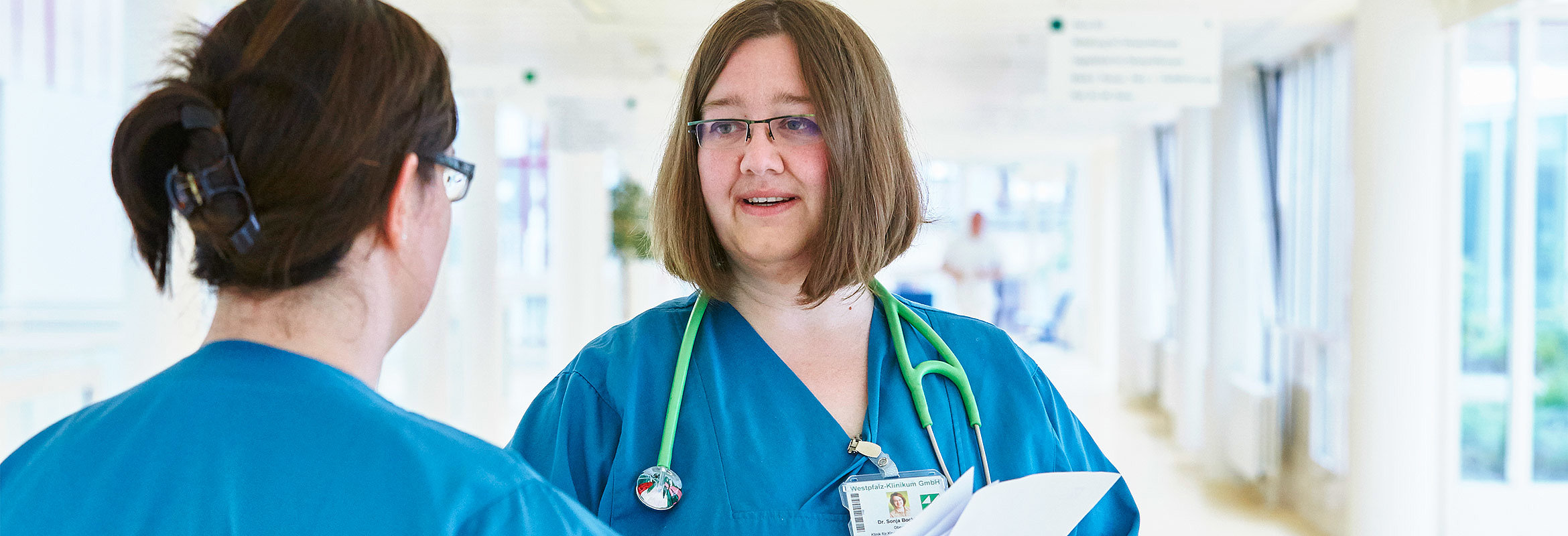 Oberärztin Dr. med. Sonja Bockisch im Gespräch mit einer Kollegin