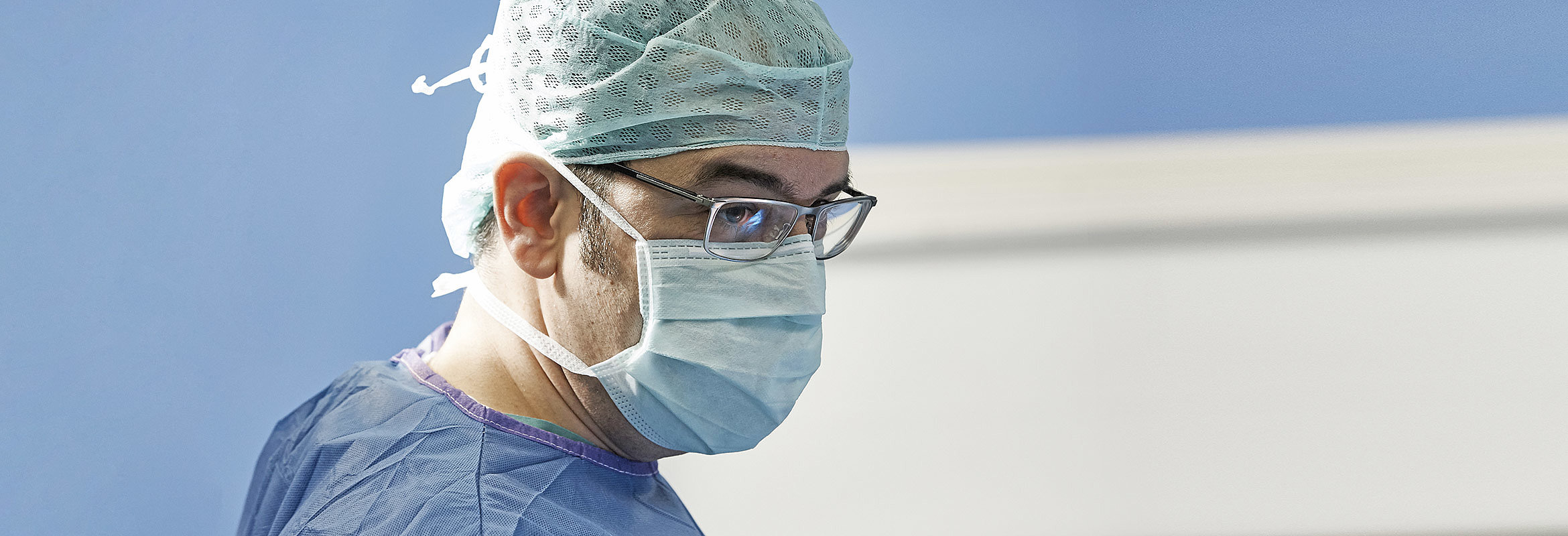Arzt im Operationssaal des Westpfalz-Klinikums Kaiserslautern, der mit Hilfe des Da Vinci OP-Roboters arbeitet