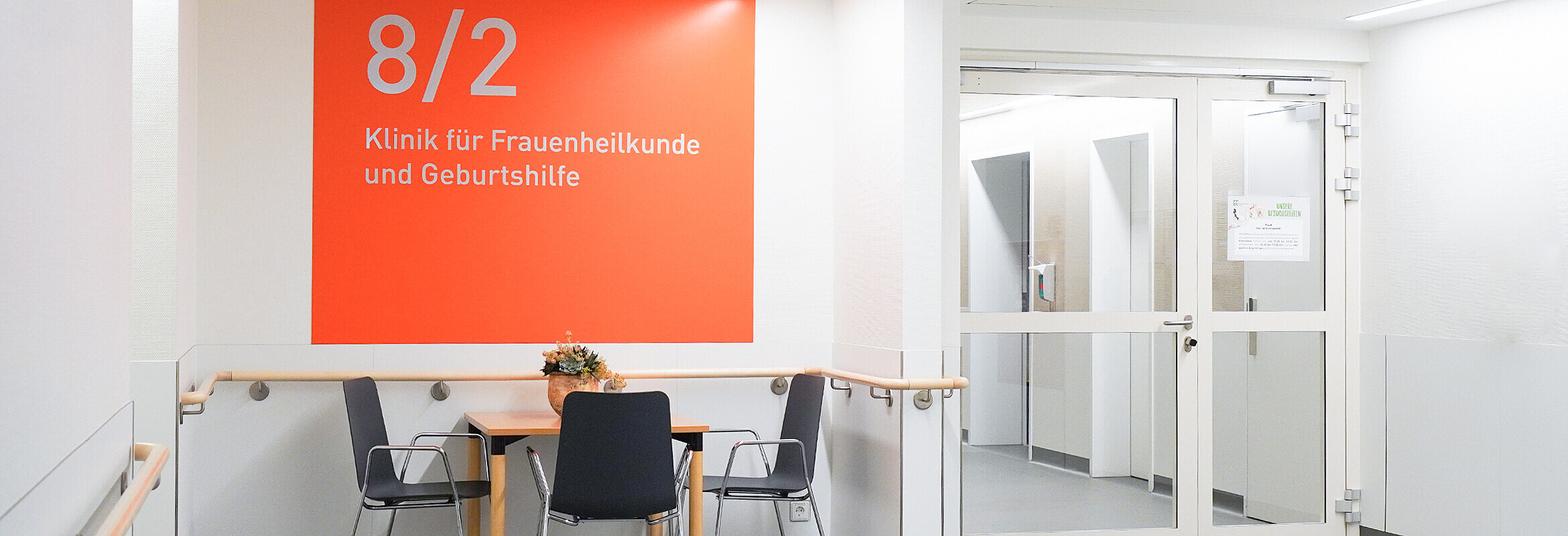 Eingang zur Station 8/2 der Klinik für Frauenheilkunde und Geburtshilfe Kaiserslautern
