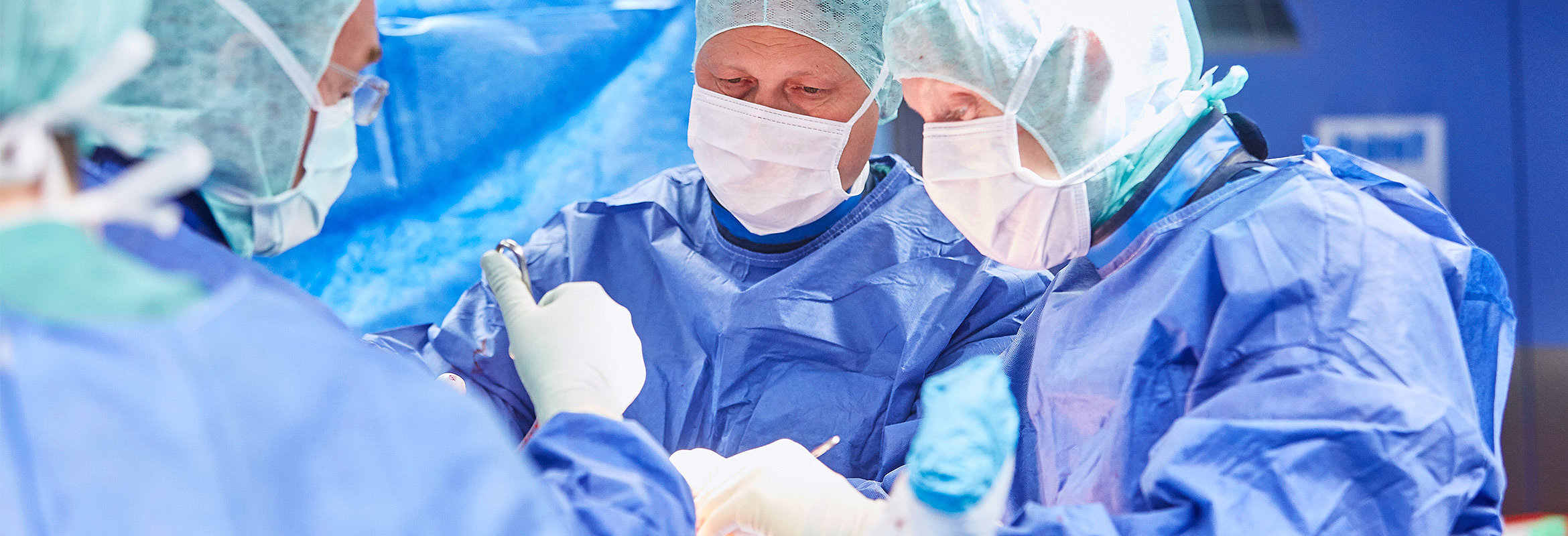 Ärzte der Klinik für Unfallchirurgie, Orthopädie und Handchirurgie in Kaiserslautern am OP-Tisch