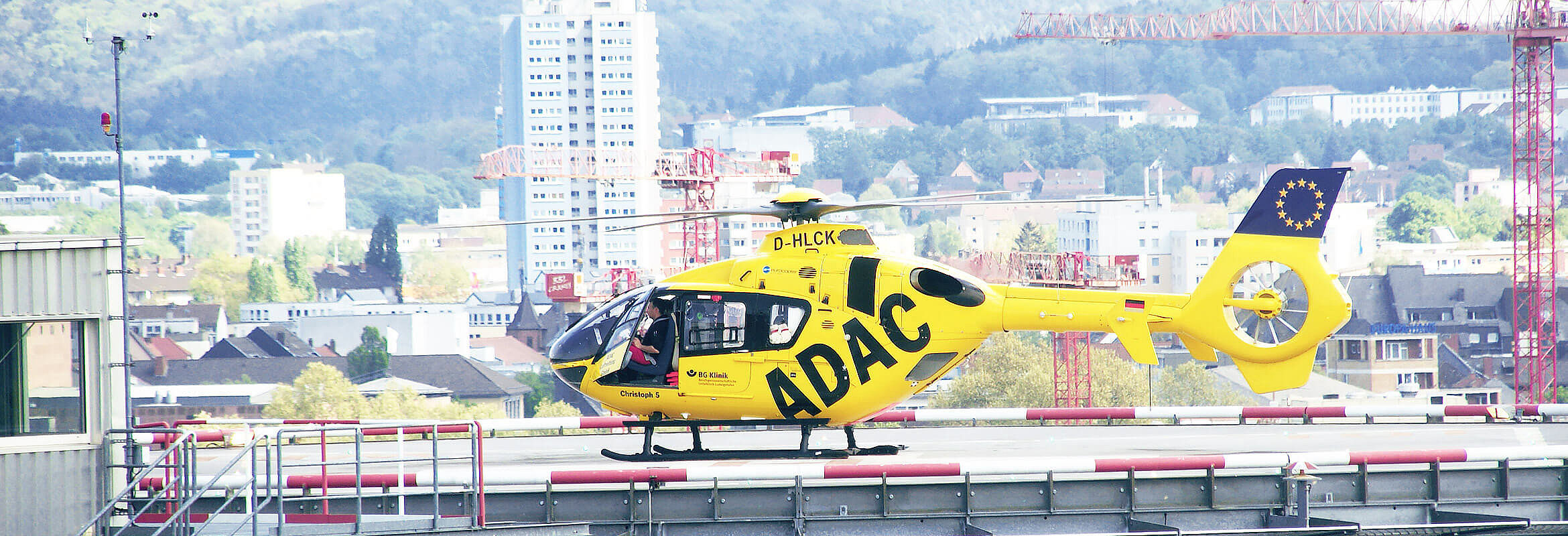Rettungs- und Intensivhubschrauber "Christoph 66" landet auf dem Hubschrauberlandeplatz
