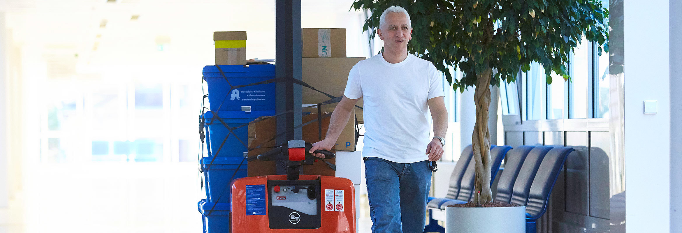 Mitarbeiter der Logistik liefert Medikamente an Stationen im Westpfalz-Klinikum Kaiserslautern aus