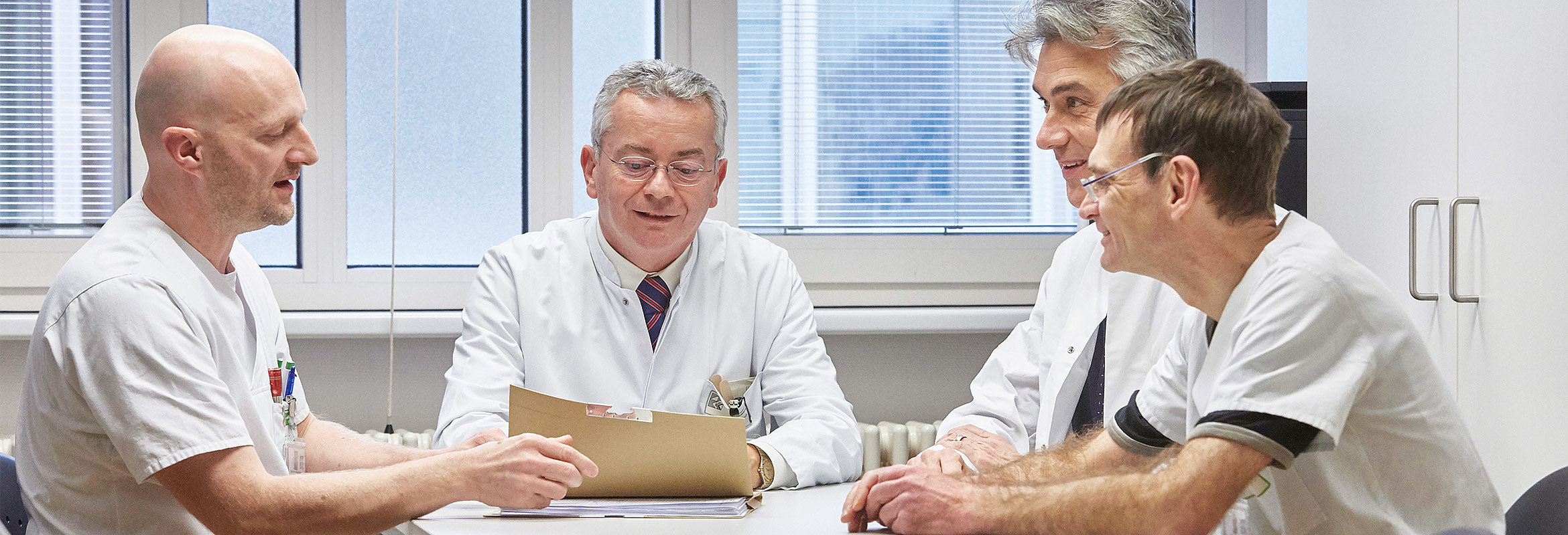 Prof. Dr. med. Johannes Treib, Chefarzt der Klinik für Neurologie in Kaiserslautern, im Gespräch mit seinen Oberärzten