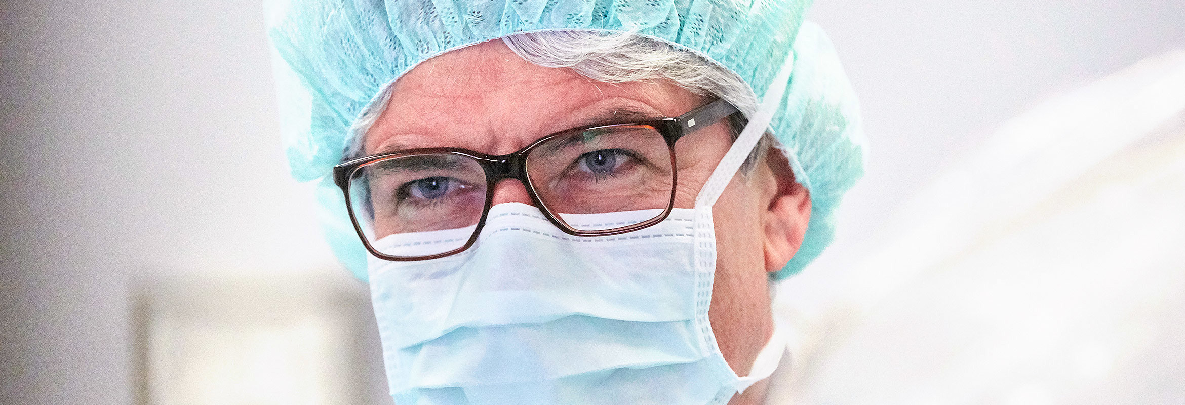 Prof. Dr. med. Burghard Schumacher, Chefarzt der Klinik für Innere Medizin 2 in Kaiserslautern, mit Maske 