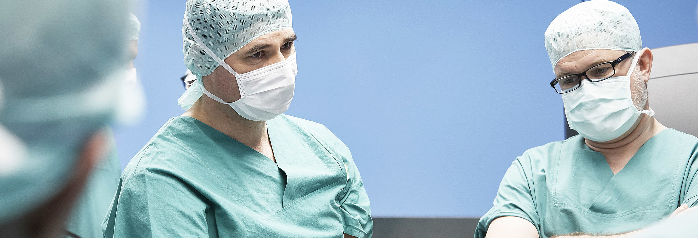 Ärzte im Operationssaal des Westpfalz-Klinikums Kaiserslautern, die mit dem Da Vinci OP-Roboter arbeiten