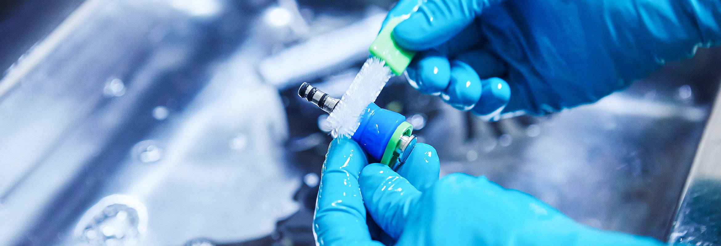 Reinigung von medizinischen Geräten im Westpfalz-Klinikum mit einer kleinen Bürste