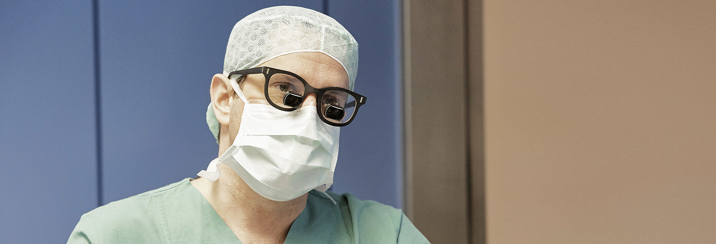Priv.-Doz. Dr. med. Kajetan von Eckardstein, Chefarzt der Klinik für Neurochirurgie und Wirbelsäulenchirurgie in Kaiserslautern, in OP-Kleidung