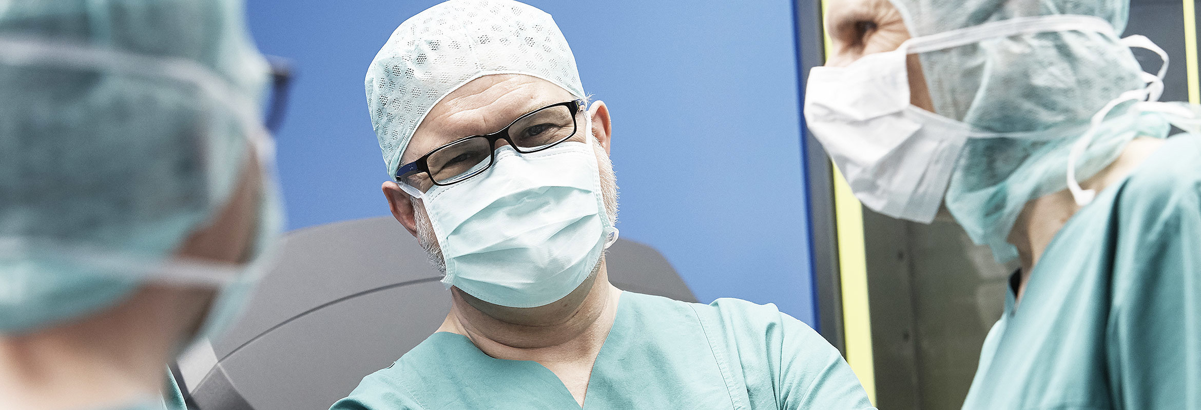 Priv.-Doz. Dr. med. Dr. med. habil. Christian Mönch, Chefarzt der Klinik für Allgemein-, Viszeral-, Kinder- und Transplantationschirurgie Kaiserslautern, im Gespräch mit Kollegen im OP