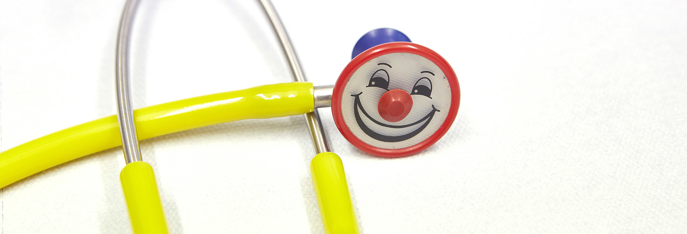 Stethoskop mit einem lachenden Clownsgesicht