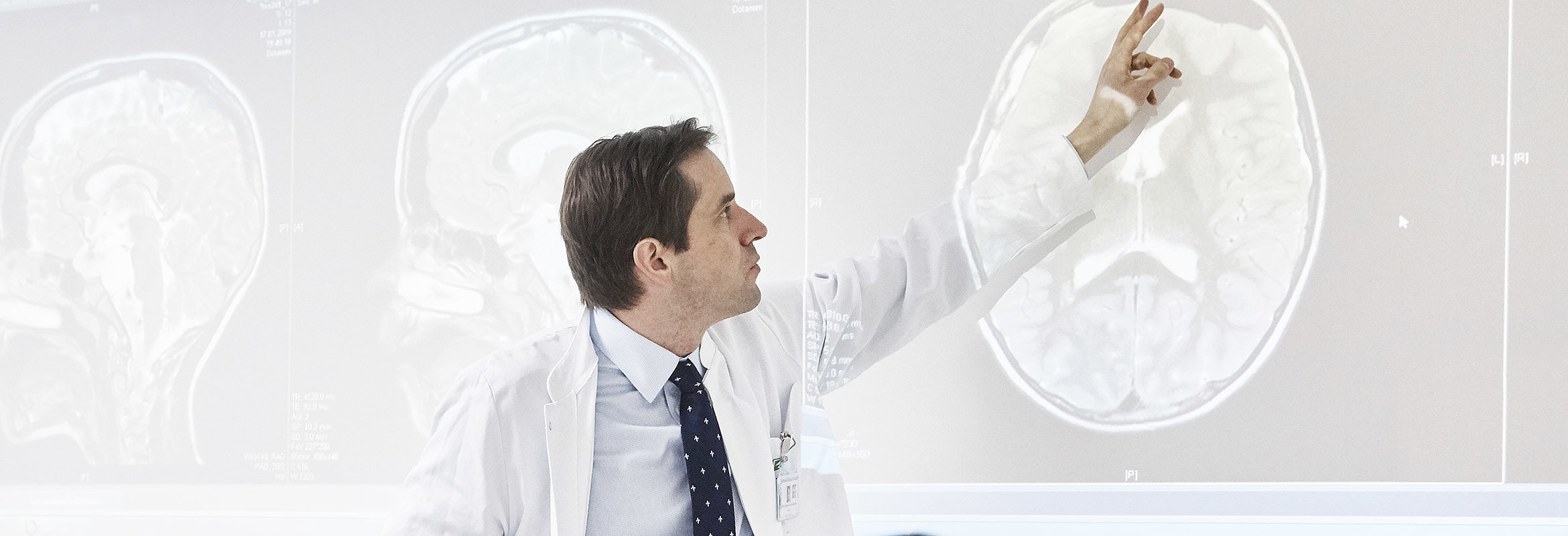 Priv.-Doz. Dr. med. Kajetan von Eckardstein, Chefarzt der Klinik für Neurochirurgie und Wirbelsäulenchirurgie in Kaiserslautern, erläutert etwas anhand eines Bildes