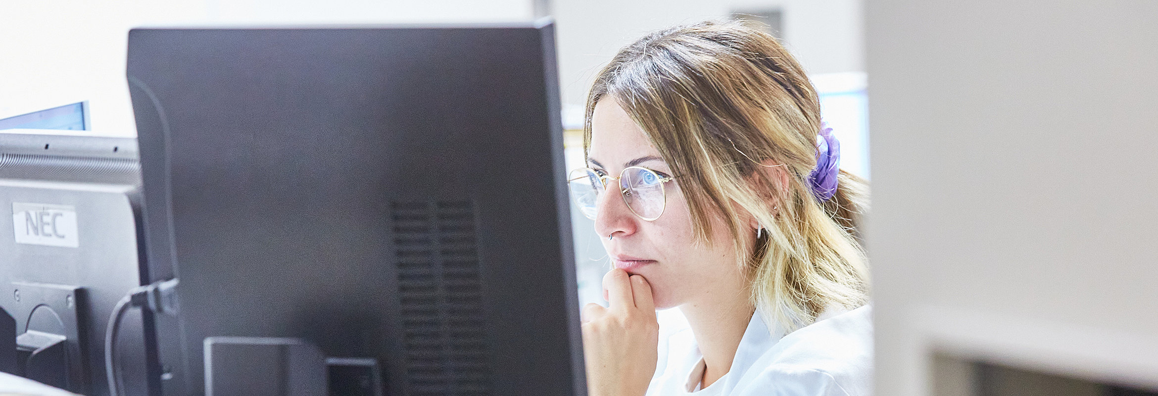 Mitarbeiterin am Computerbildschirm in der Klinik für Strahlentherapie in Kaiserslautern