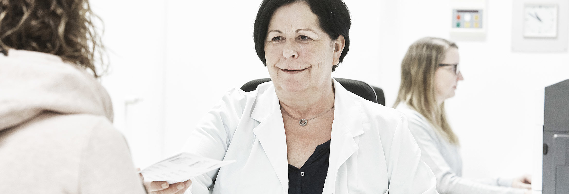 Eine Mitarbeitende der Klinik für Neurochirurgie und Wirbelsäulenchirurgie in Kaiserslautern
